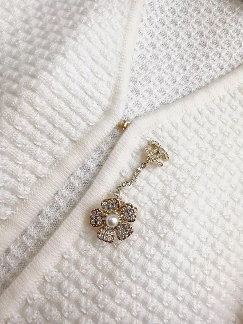 Chanel Chanel White Button Knit Cardigan Cape Coat Size L / US 10 / IT 46 - 5 Thumbnail