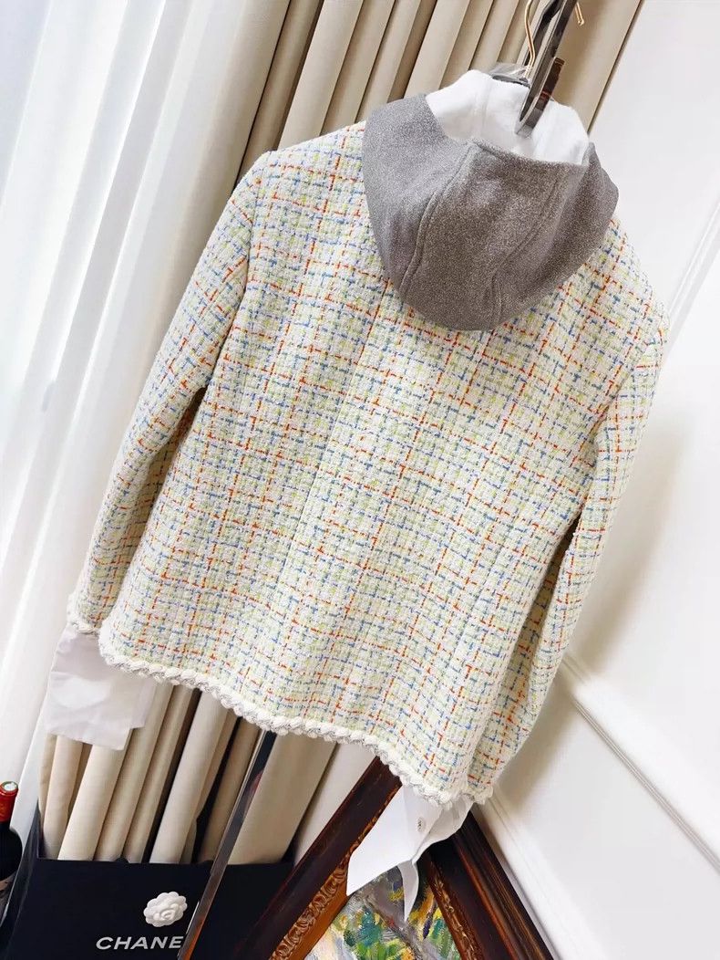 Chanel Chanel White Tweed Jacket with Removable Hood Size M / US 6-8 / IT 42-44 - 2 Thumbnail