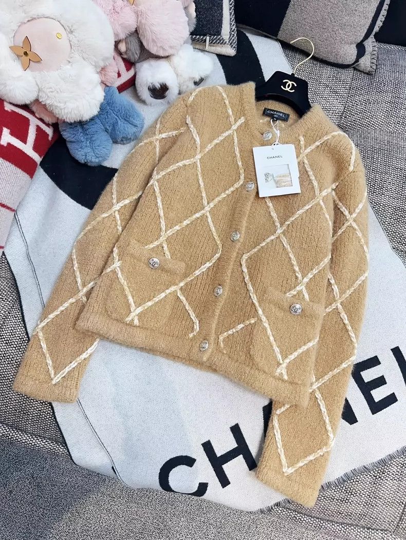 Chanel Chanel Beige Quilted Cardigan with Diamond Buttons Size S / US 4 / IT 40 - 3 Thumbnail