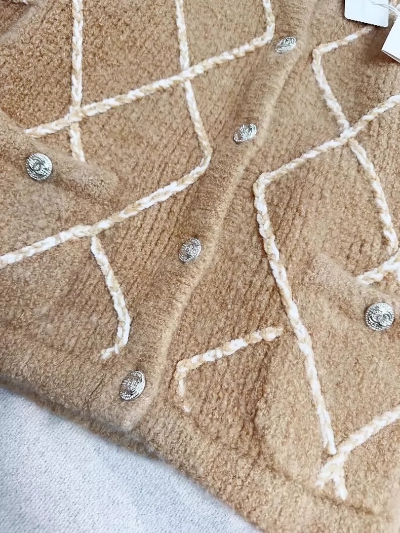 Chanel Chanel Beige Quilted Cardigan with Diamond Buttons Size S / US 4 / IT 40 - 4 Thumbnail