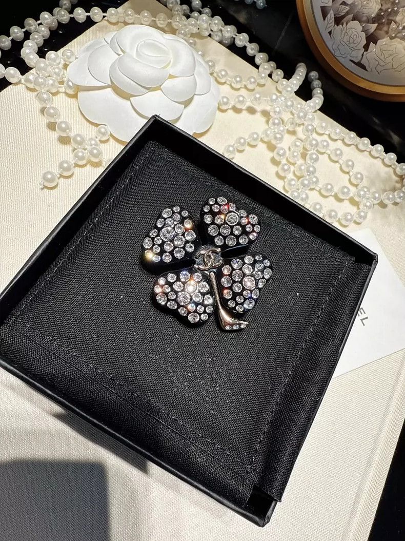 Chanel Chanel Four Leaf Clover Brooch with Logo Size ONE SIZE - 5 Thumbnail