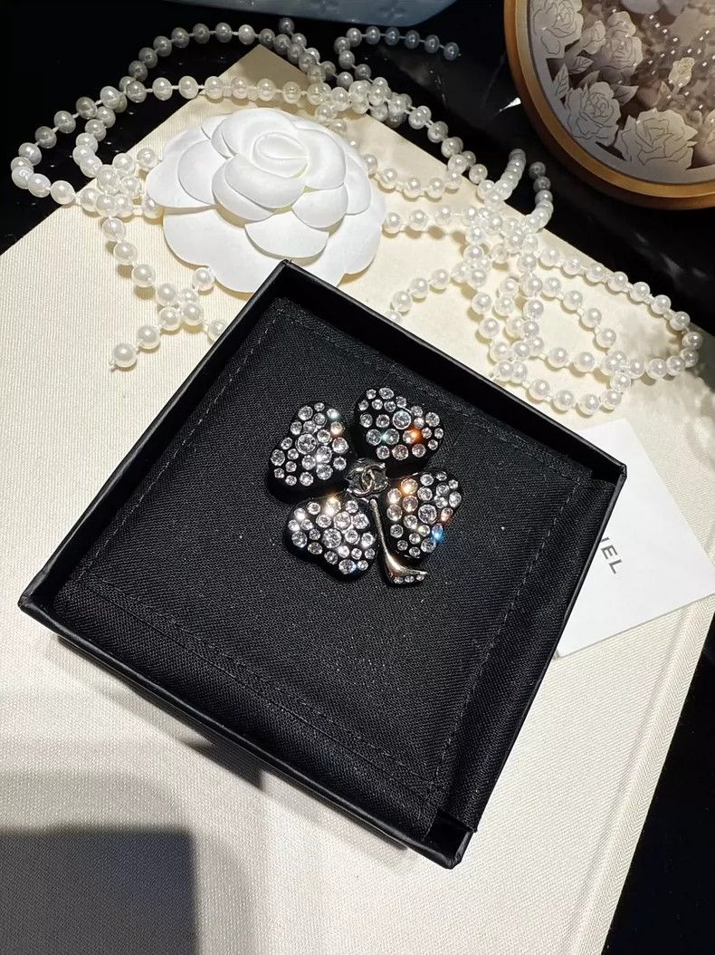 Chanel Chanel Four Leaf Clover Brooch with Logo Size ONE SIZE - 7 Thumbnail