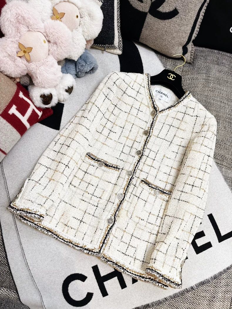 Chanel Chanel Classic White Jacket for Women Size M / US 6-8 / IT 42-44 - 3 Thumbnail