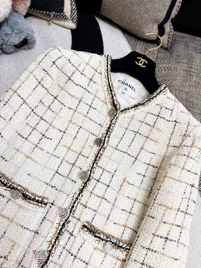 Chanel Chanel Classic White Jacket for Women Size M / US 6-8 / IT 42-44 - 4 Thumbnail