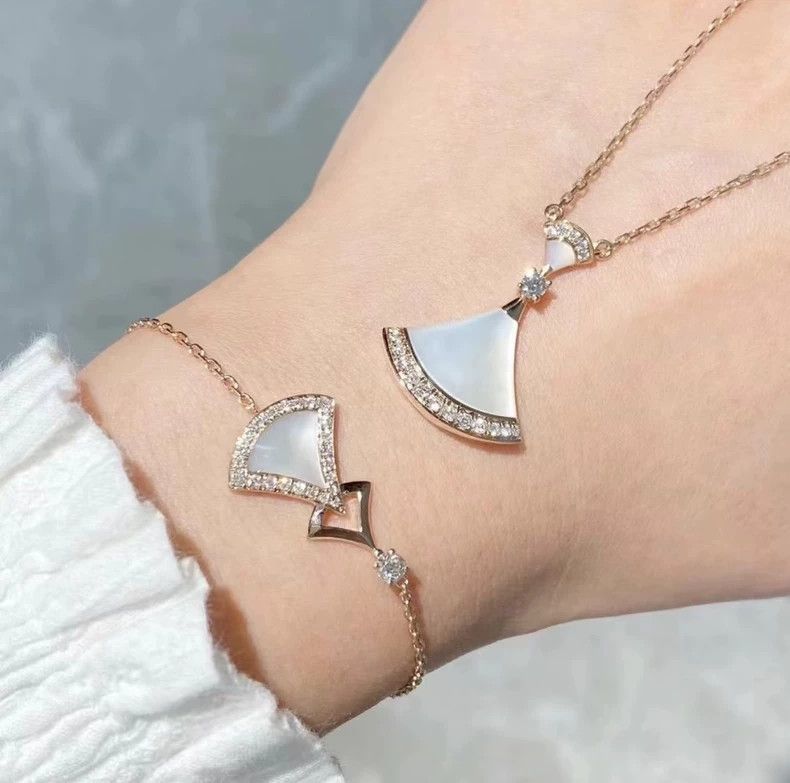 Bvlgari Bvlgari Mother of Pearl Bracelet Necklace Size ONE SIZE - 8 Thumbnail