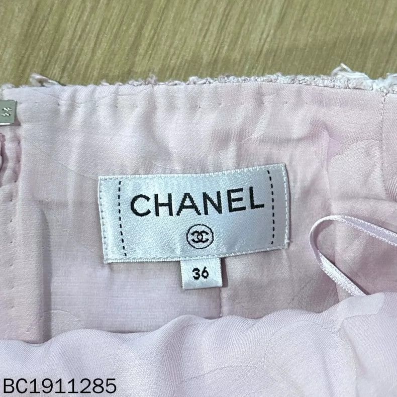 Chanel Pink Tweed Logo Mini Skirt by Chanel Size 36" / US 14 / IT 50 - 6 Thumbnail