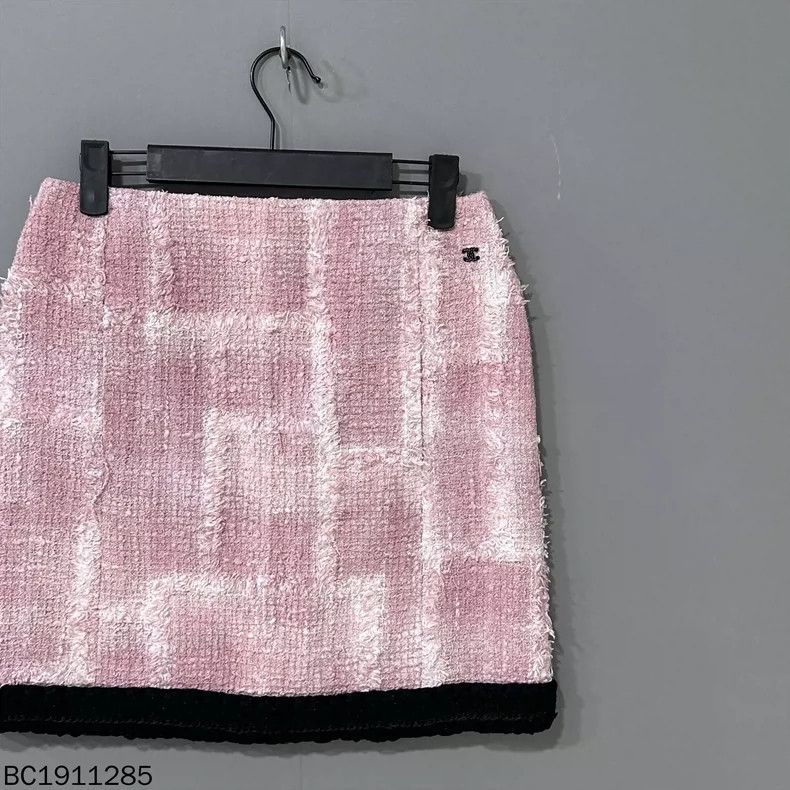 Chanel Pink Tweed Logo Mini Skirt by Chanel Size 36" / US 14 / IT 50 - 2 Thumbnail