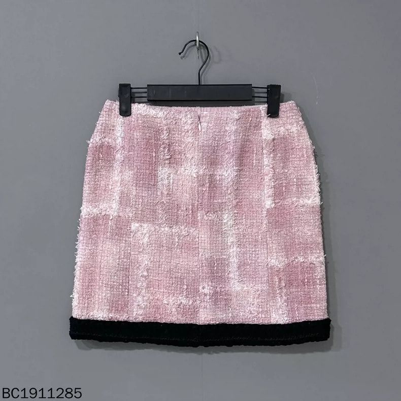 Chanel Pink Tweed Logo Mini Skirt by Chanel Size 36" / US 14 / IT 50 - 3 Thumbnail