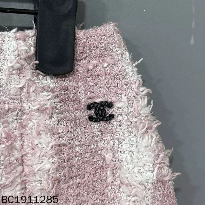 Chanel Pink Tweed Logo Mini Skirt by Chanel Size 36" / US 14 / IT 50 - 4 Thumbnail
