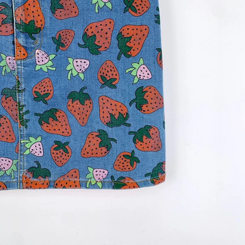 Gucci Gucci Blue Strawberry Print Denim Skirt Size 40" / US 18 - 4 Thumbnail