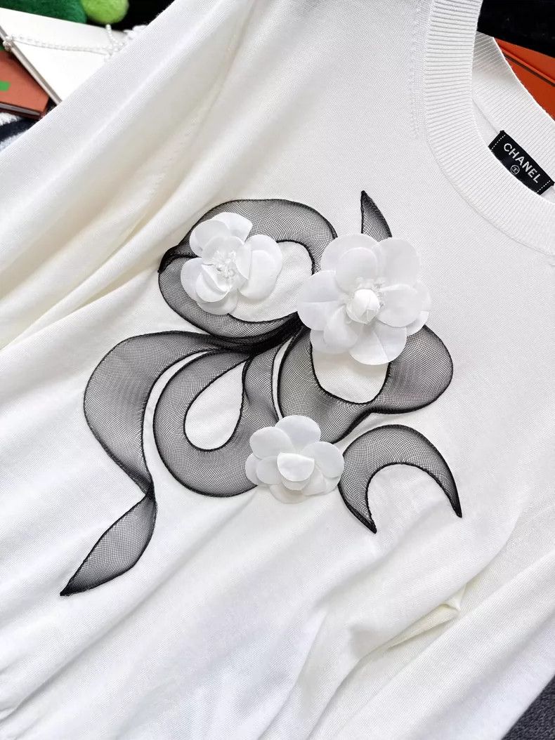 Chanel Chanel White Camellia Knit Top Size XS / US 0-2 / IT 36-38 - 3 Thumbnail