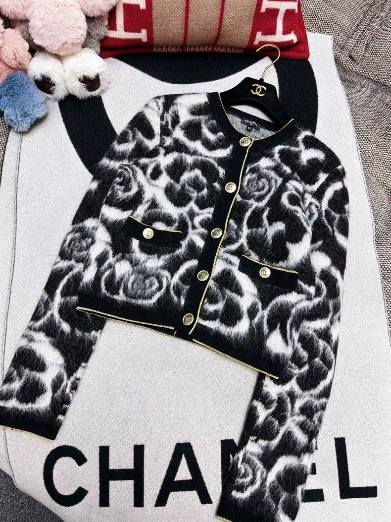 Chanel Chanel Floral Cardigan with Gold Buttons Size M / US 6-8 / IT 42-44 - 2 Thumbnail