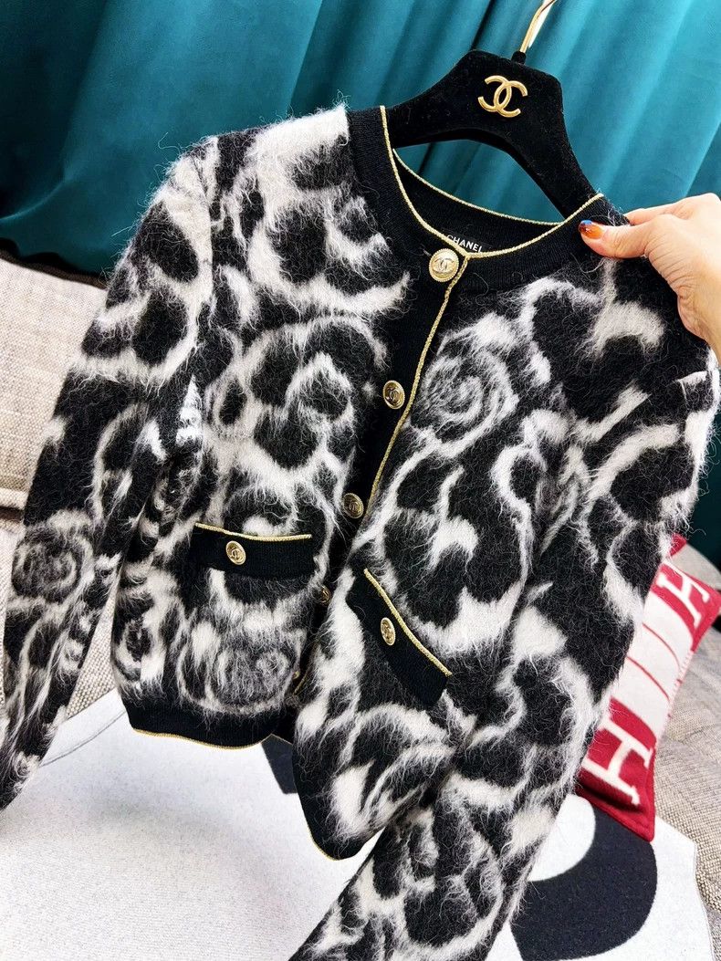 Chanel Chanel Floral Cardigan with Gold Buttons Size M / US 6-8 / IT 42-44 - 6 Thumbnail
