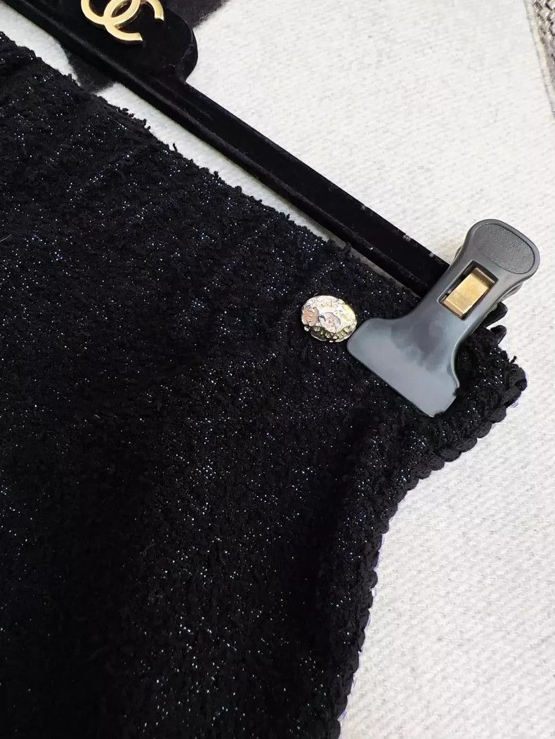 Chanel Chanel Black Tweed Shorts with Rhinestones Size 34" / US 12 / IT 48 - 4 Thumbnail