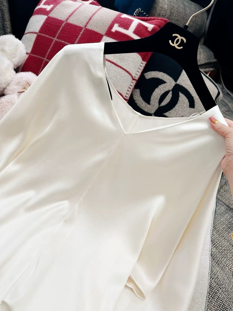 Chanel Chanel Silk Long Sleeve V-Neck Top Size S / US 4 / IT 40 - 4 Thumbnail