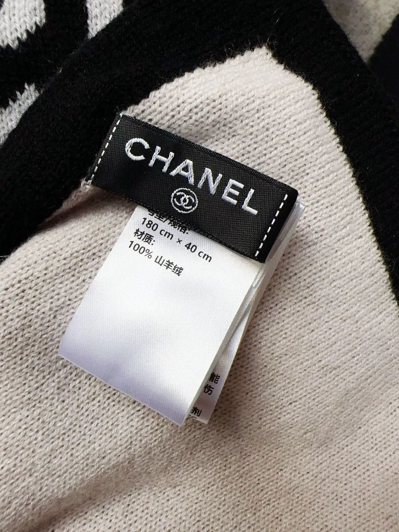 Chanel Chanel Black and White Cashmere Scarf Size ONE SIZE - 7 Thumbnail