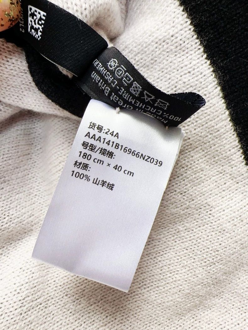 Chanel Chanel Black and White Cashmere Scarf Size ONE SIZE - 8 Thumbnail