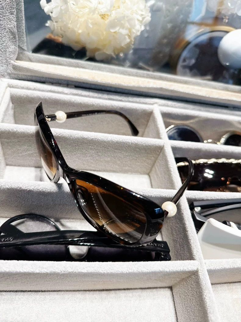 Chanel Chanel Tortoiseshell Sunglasses with Pearl Legs Size ONE SIZE - 4 Thumbnail