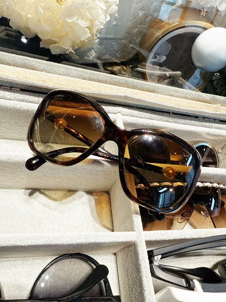 Chanel Chanel Tortoiseshell Sunglasses with Pearl Legs Size ONE SIZE - 2 Thumbnail
