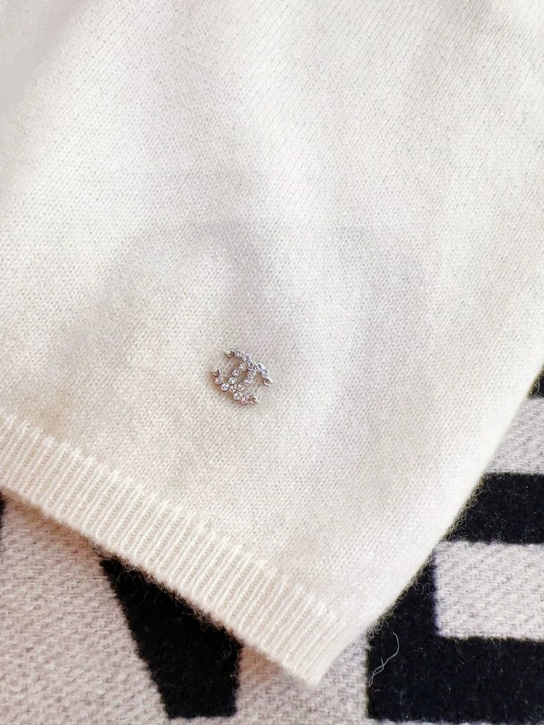 Chanel Chanel White Pink Gem Knit Turtleneck Top Size XS / US 0-2 / IT 36-38 - 4 Thumbnail