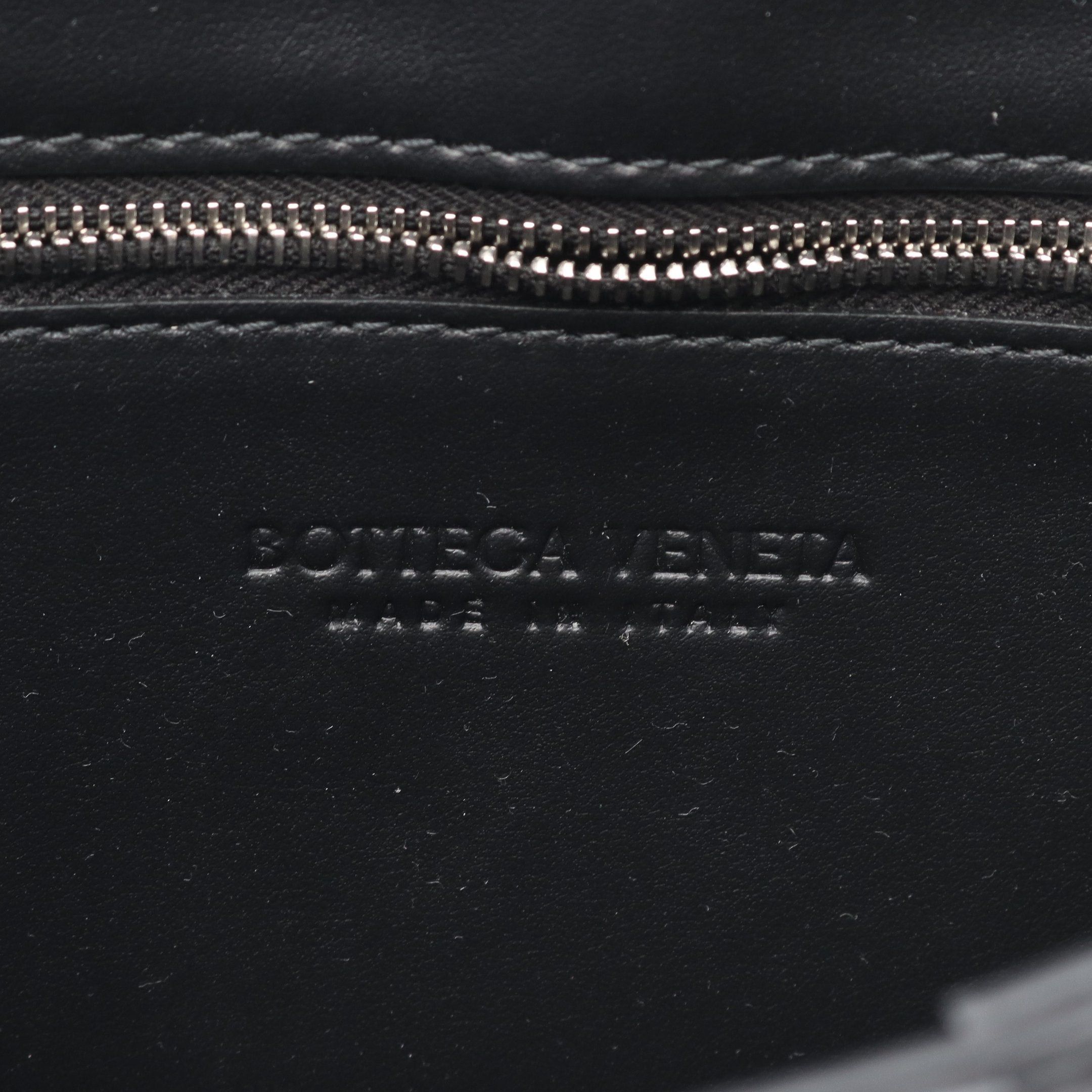 Bottega Veneta Bottega Veneta Cassette Maxi Intrecciato Shoulder Bag Leather Black Size ONE SIZE - 4 Thumbnail