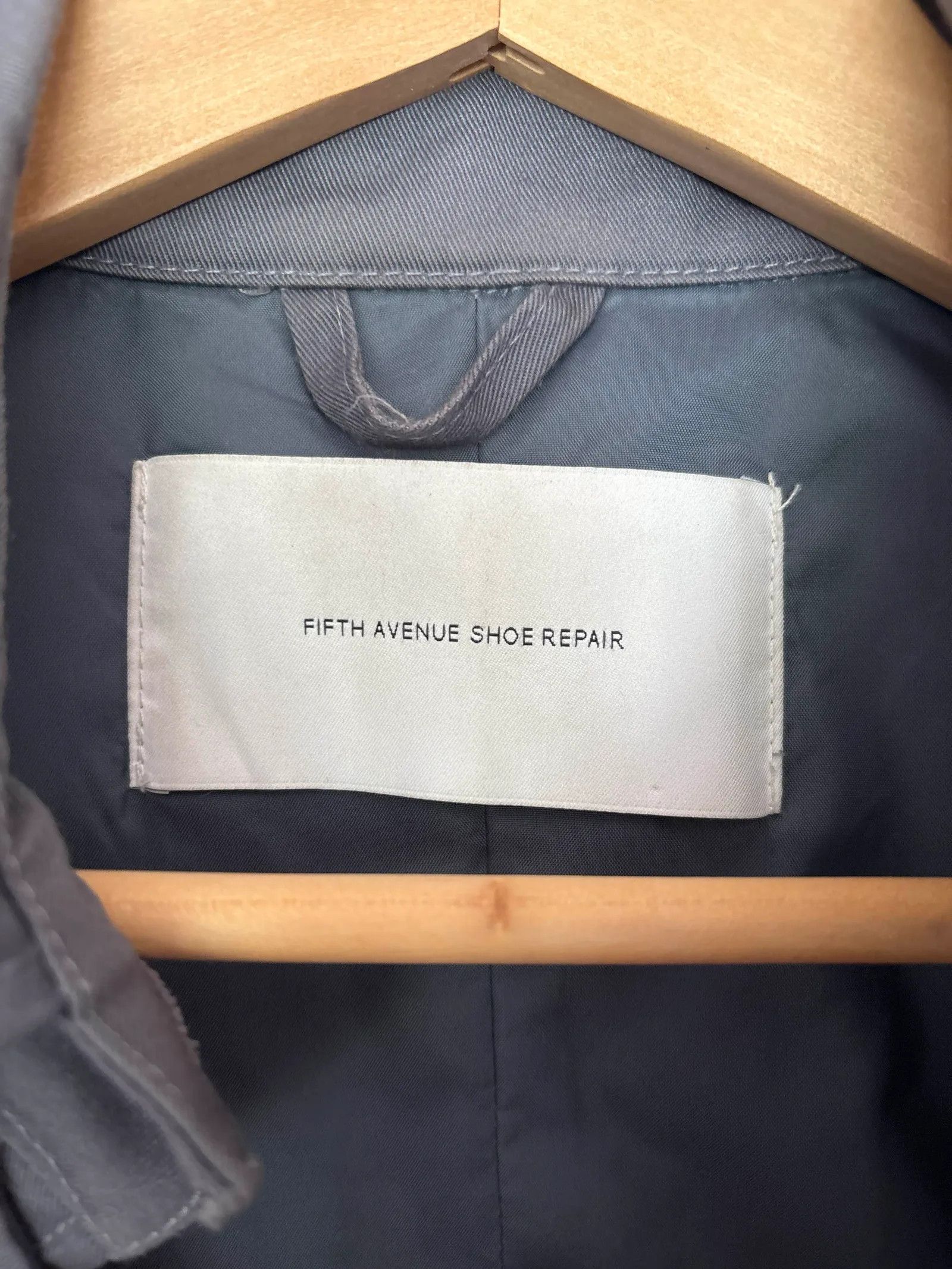 V AVE SHOE REPAIR Fifth Avenue Shoe Repair Trenchcoat Size XS / US 0-2 / IT 36-38 - 2 Thumbnail