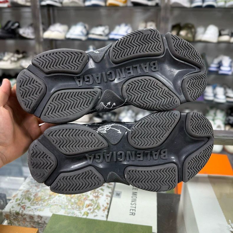 Balenciaga Balenciaga Triple Sneakers in Black Color Size US 7 / IT 37 - 7 Thumbnail