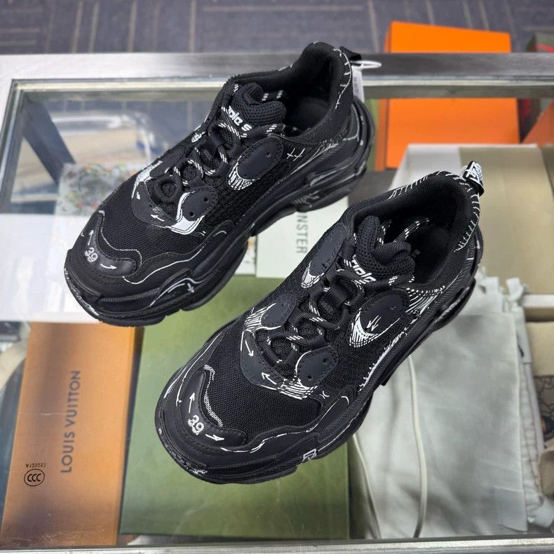 Balenciaga Balenciaga Triple Sneakers in Black Color Size US 7 / IT 37 - 2 Thumbnail