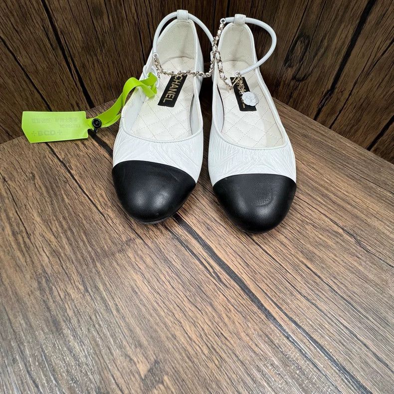 Chanel Chanel Two-Tone Mary Jane Shoes Size 36.5 Size US 6 / IT 36 - 2 Thumbnail