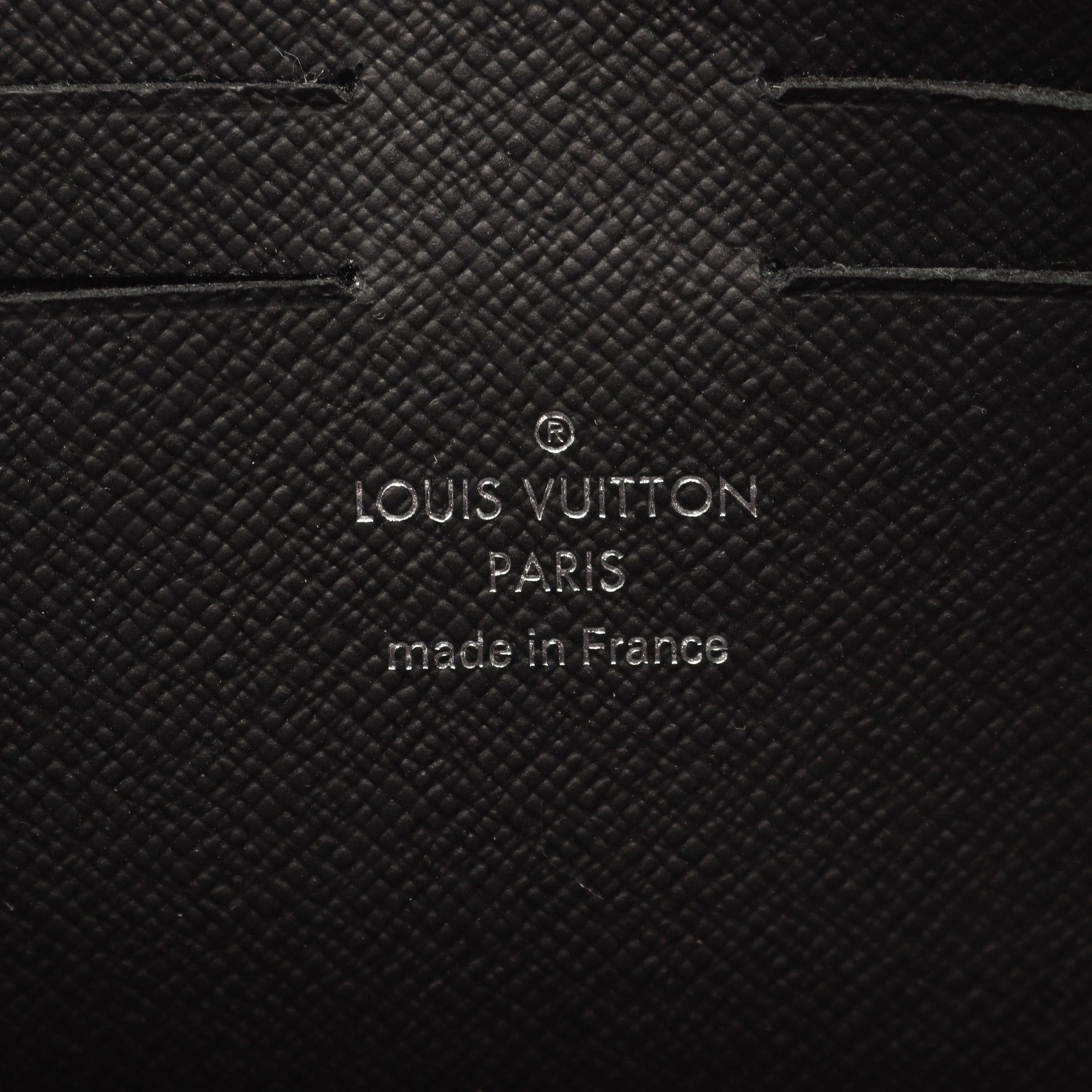 Louis Vuitton Louis Vuitton Pochette Kasai Taiga Noir Clutch Bag Leather Black Size ONE SIZE - 4 Thumbnail
