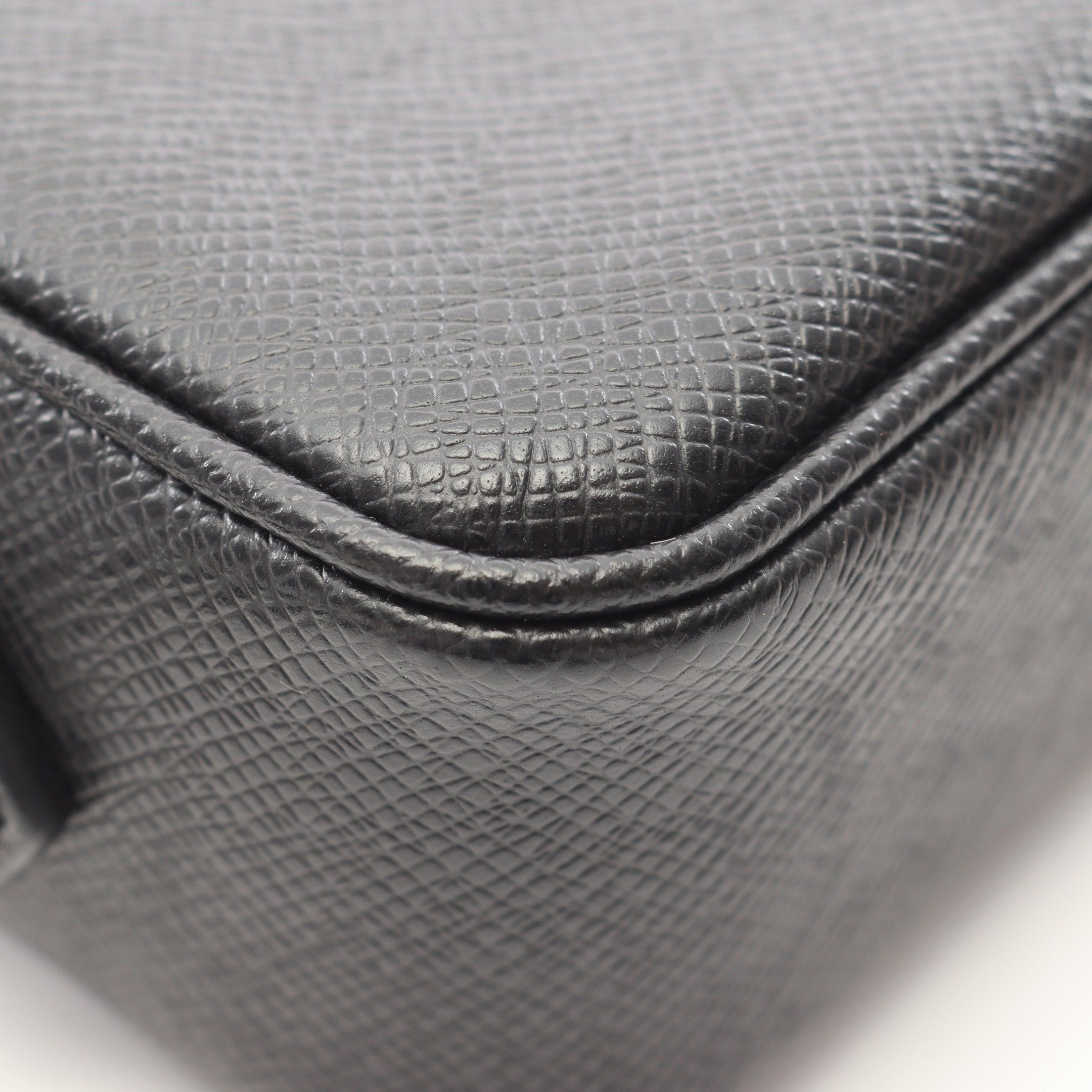 Louis Vuitton Louis Vuitton Pochette Kasai Taiga Noir Clutch Bag Leather Black Size ONE SIZE - 7 Thumbnail