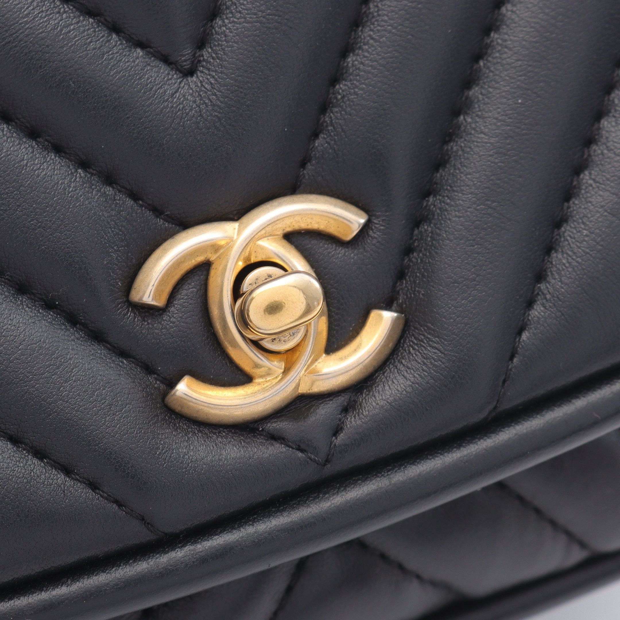 Chanel Chanel V-Stitch Chevron Chain Shoulder Bag Lambskin Black Gold Hardware Size ONE SIZE - 8 Thumbnail