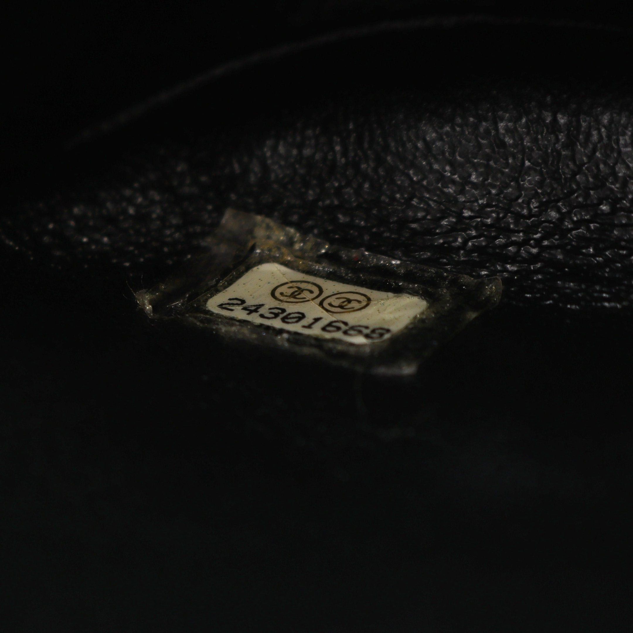 Chanel Chanel V-Stitch Chevron Chain Shoulder Bag Lambskin Black Gold Hardware Size ONE SIZE - 5 Thumbnail