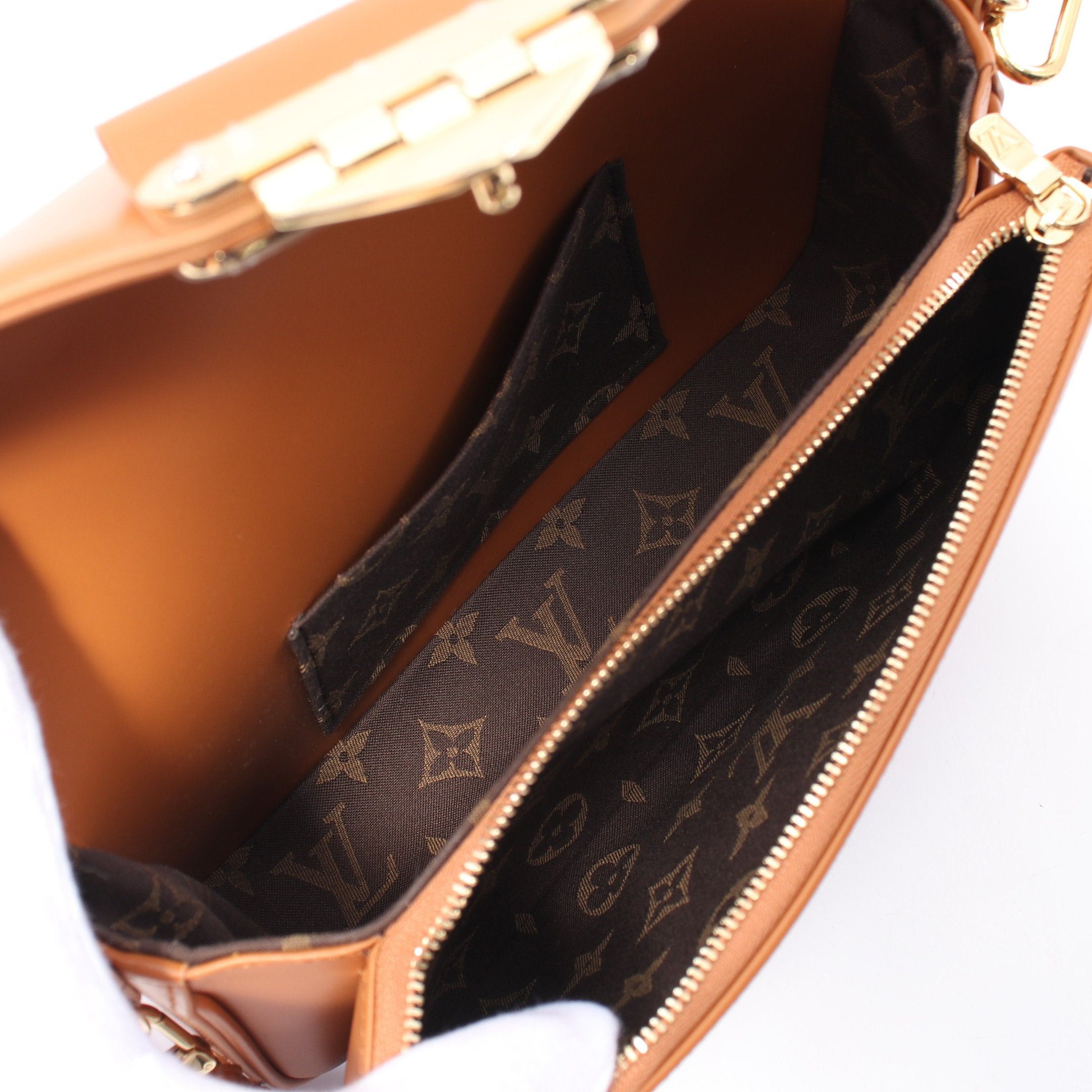 Louis Vuitton Louis Vuitton Swing Hazelnuts Handbag Leather Brown Size ONE SIZE - 3 Thumbnail