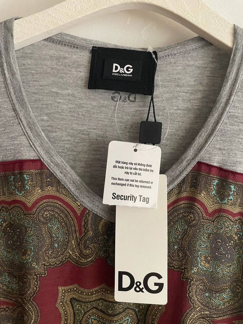 Dolce & Gabbana D&G Short Sleeve T-Shirt with V-Neck Design Size US L / EU 52-54 / 3 - 3 Thumbnail