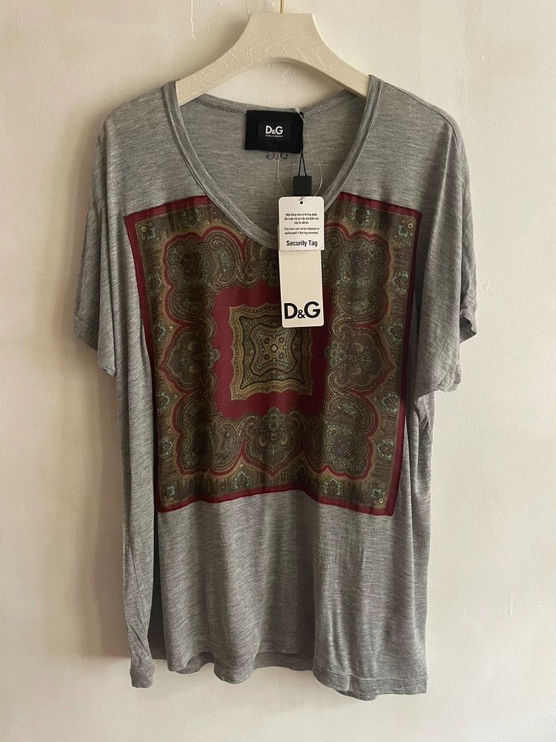 Dolce & Gabbana D&G Short Sleeve T-Shirt with V-Neck Design Size US L / EU 52-54 / 3 - 5 Thumbnail