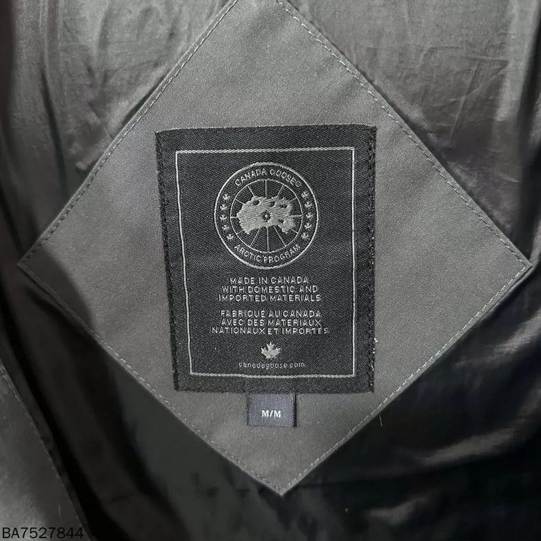 Canada Goose Canada Goose Down Jacket with Fur Hood Size US M / EU 48-50 / 2 - 7 Thumbnail