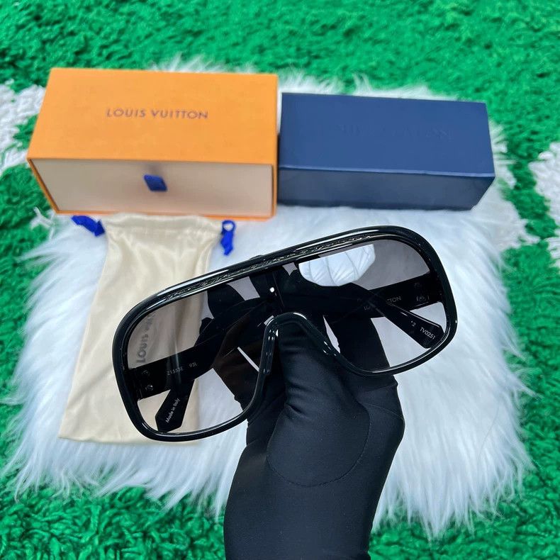 Louis Vuitton Louis Vuitton Pilot Sunglasses with Case-yf Size ONE SIZE - 2 Thumbnail