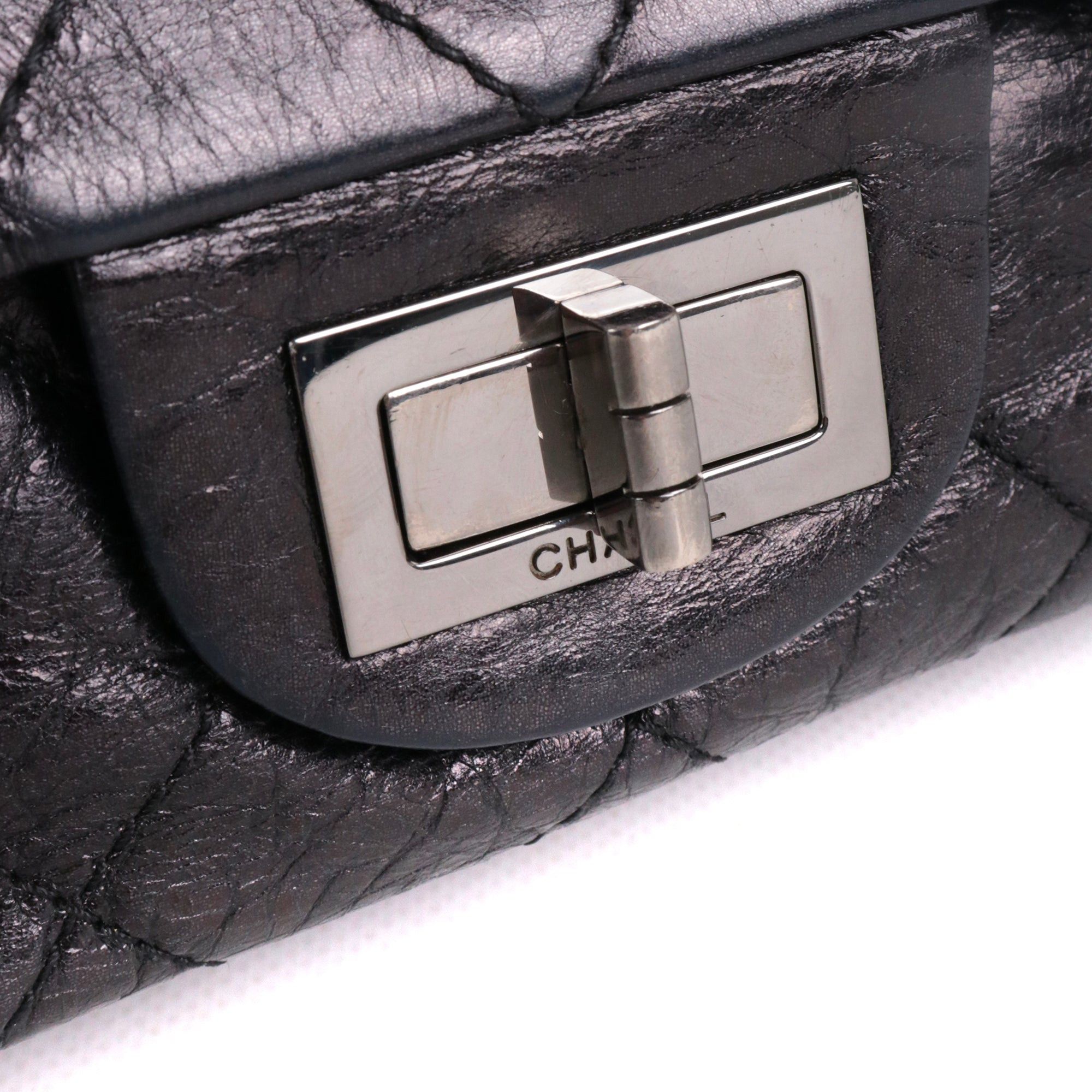 CHANEL - Chanel Maxi 2.55 shoulder bag in black crinkled leather