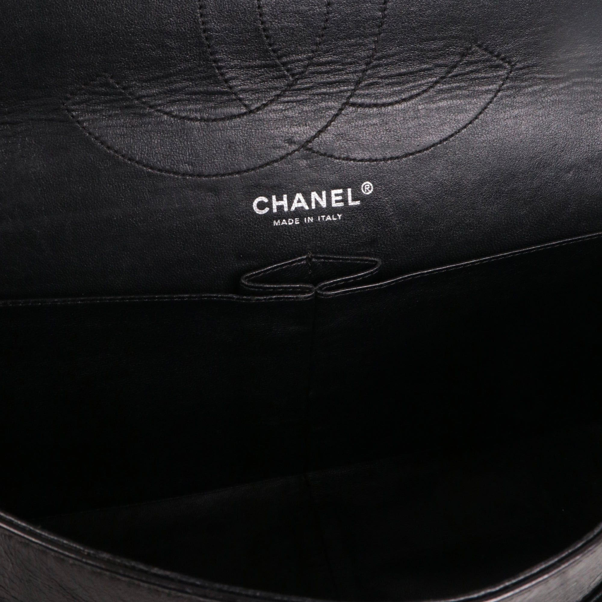 CHANEL - Chanel Maxi 2.55 shoulder bag in black crinkled leather