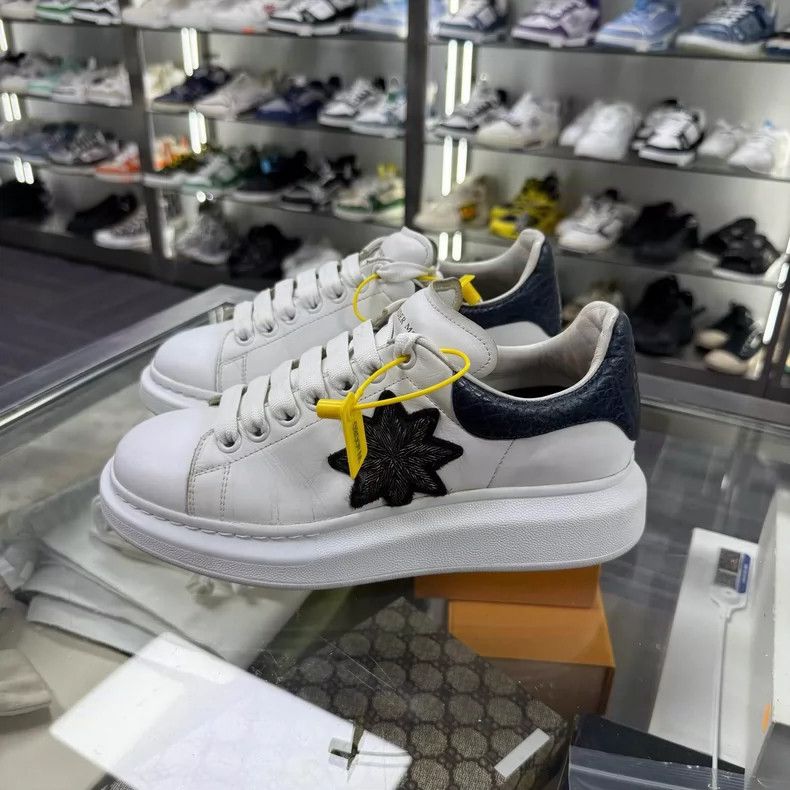 Alexander McQueen Alexander McQueen Leaf Embroidered Sneakers Size 39 Size US 8 / EU 41 - 2 Thumbnail