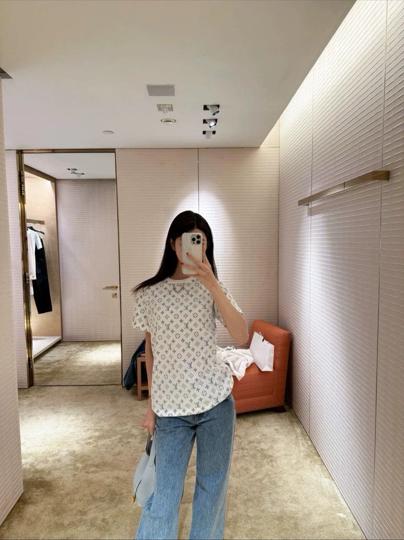 Louis Vuitton Louis Vuitton White Logo Printed T-Shirt Size US XL / EU 56 / 4 - 5 Thumbnail