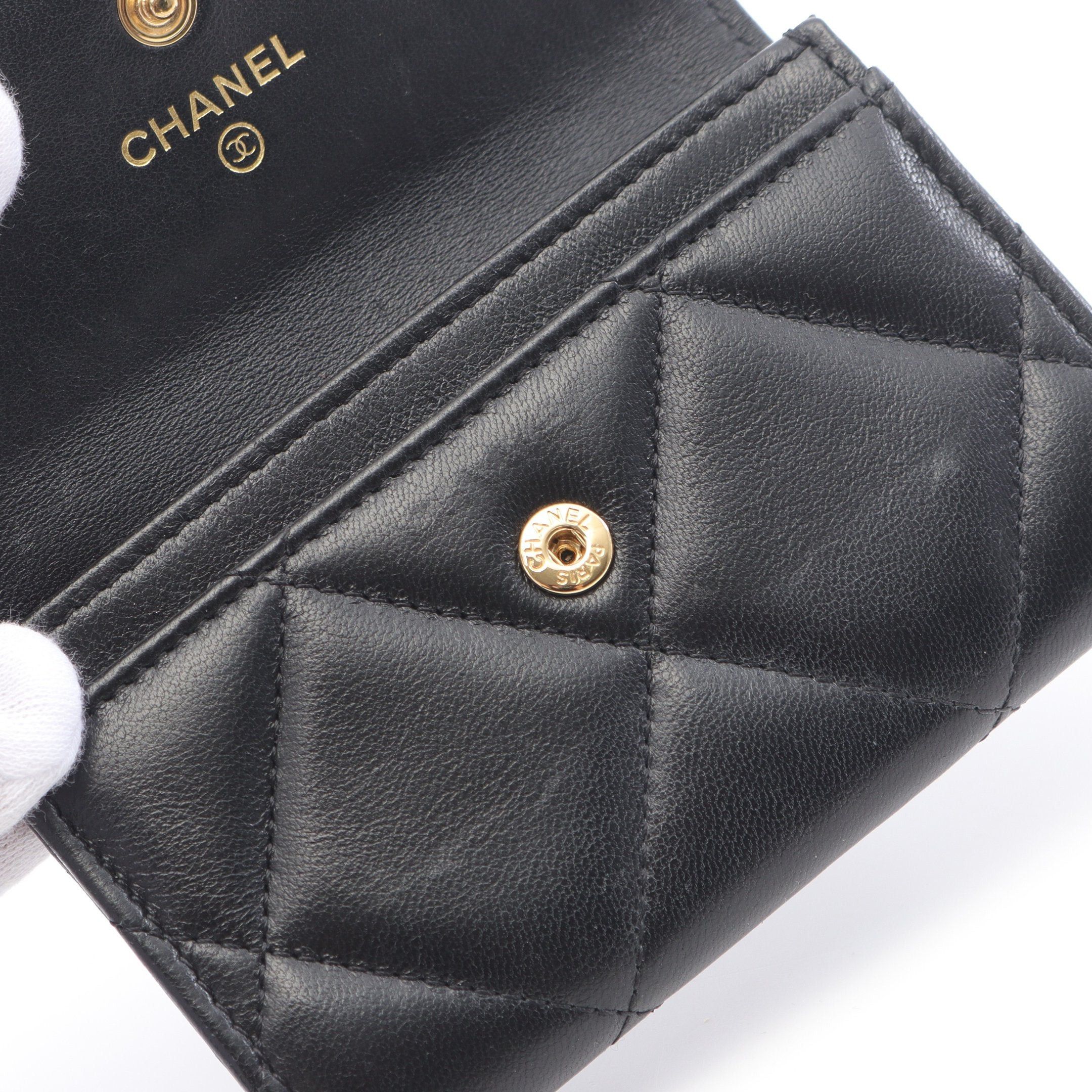 Chanel Chanel Chanel19 Matelasse Card Case Lambskin Black Gold Hardware Size ONE SIZE - 6 Thumbnail