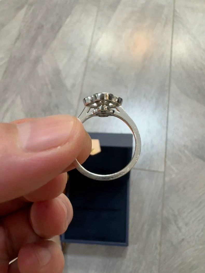 Louis Vuitton Louis Vuitton Four Leaf Clover Diamond Ring Size ONE SIZE - 3 Thumbnail