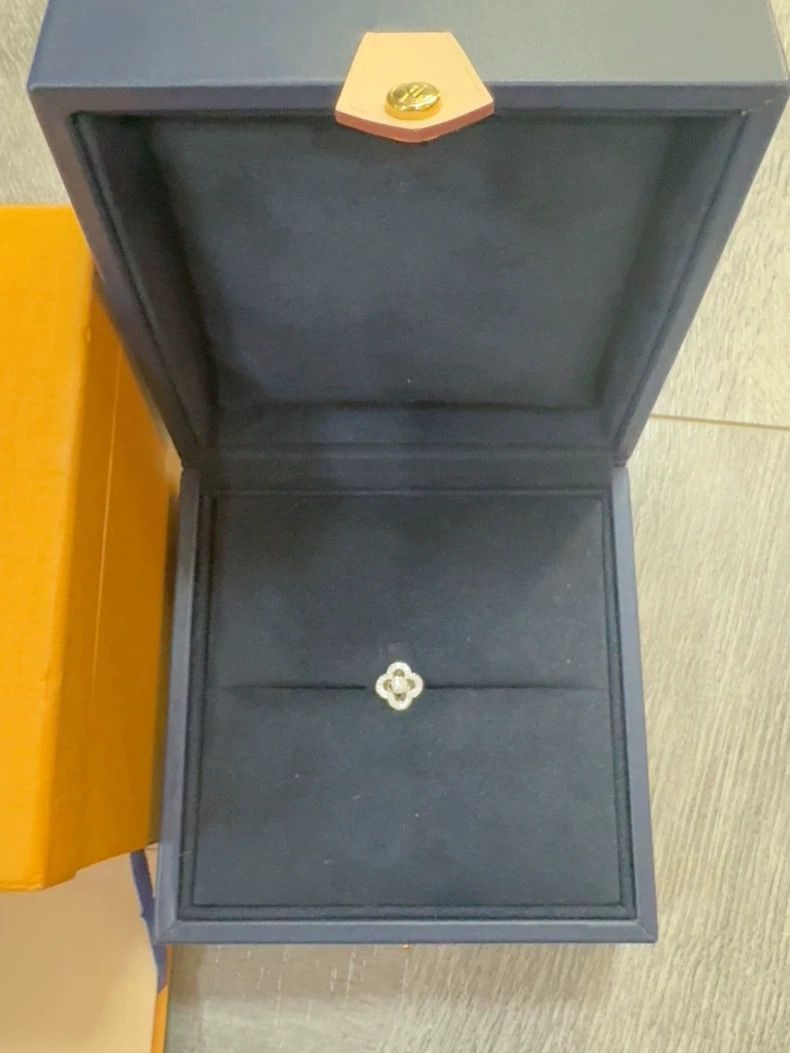 Louis Vuitton Louis Vuitton Four Leaf Clover Diamond Ring Size ONE SIZE - 2 Thumbnail