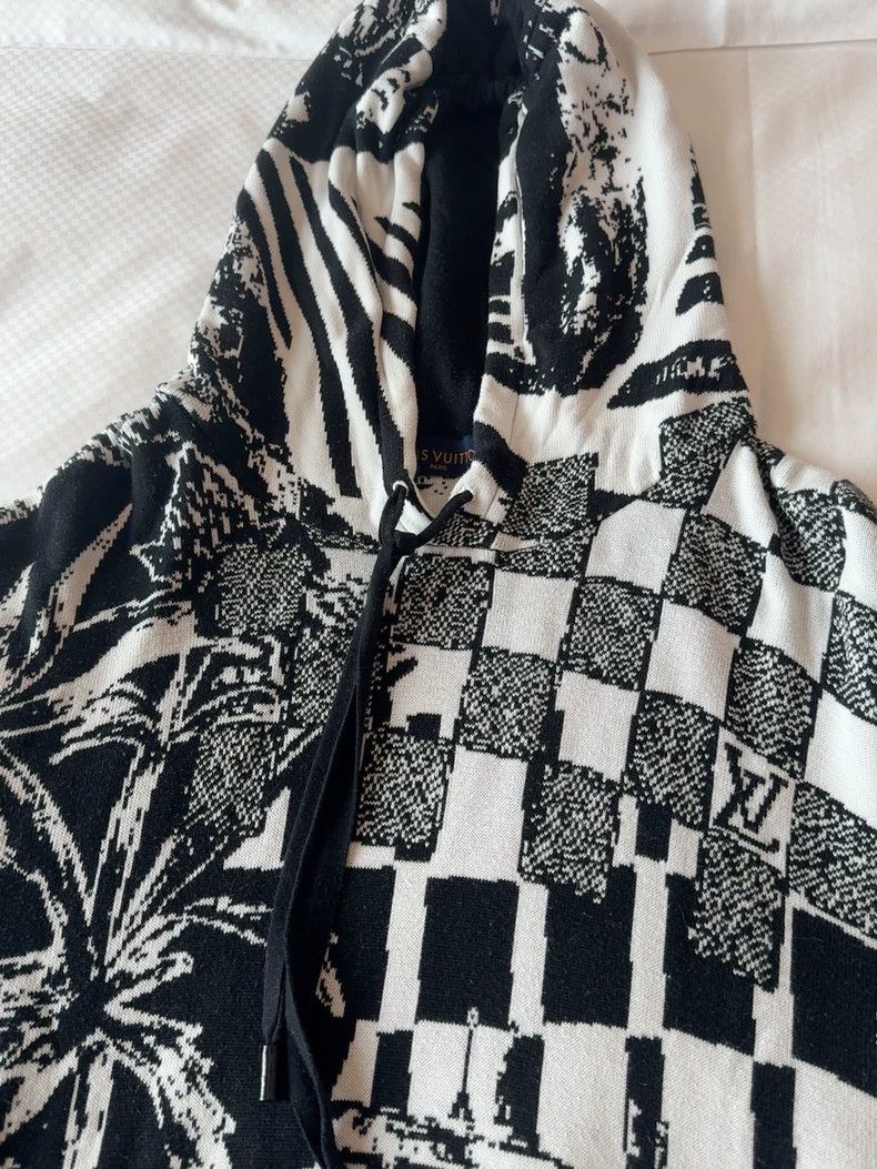 Louis Vuitton Louis Vuitton Artist Graffiti Hoodie Size US XL / EU 56 / 4 - 2 Thumbnail