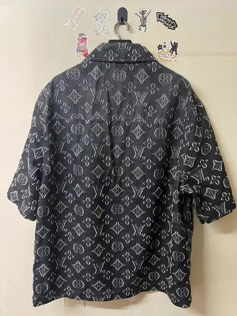 Louis Vuitton Louis Vuitton Full Logo Short Sleeve Shirt Size US XXL / EU 58 / 5 - 2 Thumbnail