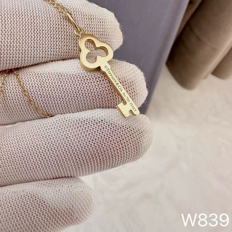 Tiffany & Co. Tiffany Hollow Three-leaf Clover Key Necklace Size ONE SIZE - 3 Thumbnail