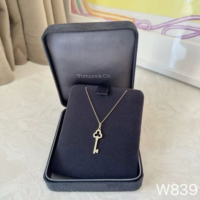 Tiffany & Co. Tiffany Hollow Three-leaf Clover Key Necklace Size ONE SIZE - 2 Thumbnail