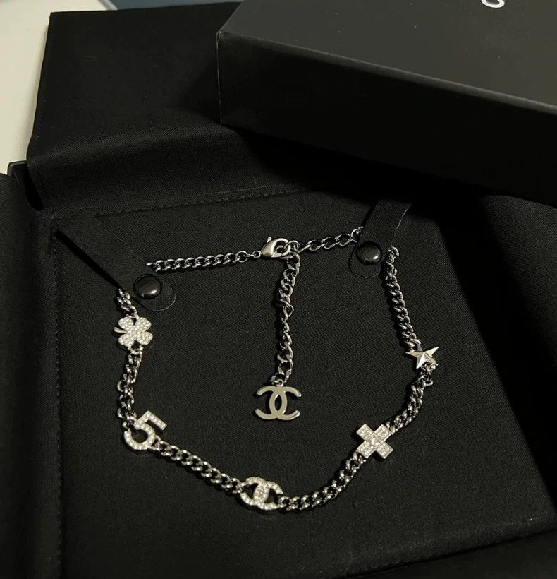 Chanel Chanel Five Flower Necklace Choker Size ONE SIZE - 2 Thumbnail